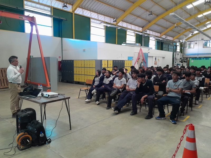 Estudiantes de cuarto medio participan en charla “Técnicos y técnicas para el mundo” junto a Finning