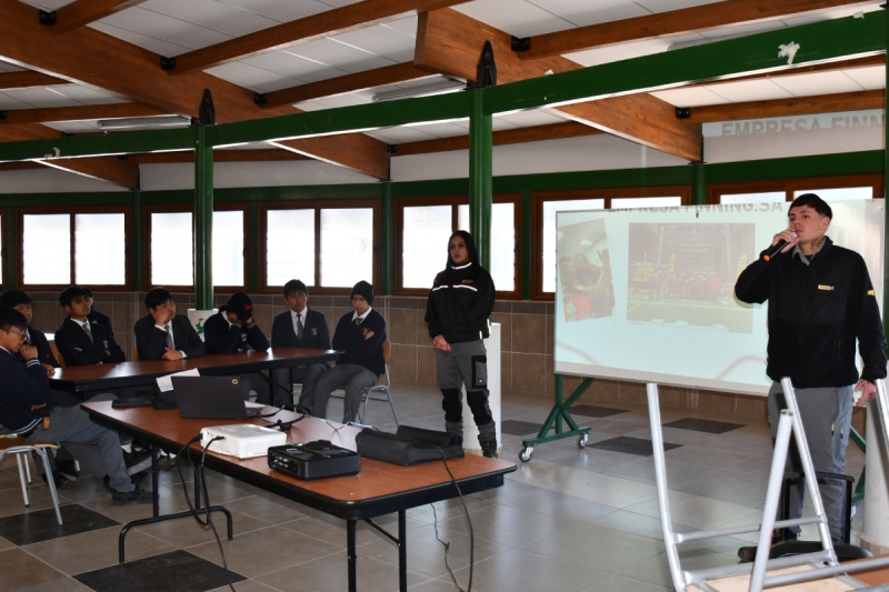 Ex alumnos de Don Bosco Calama inspiran a estudiantes con charla sobre su experiencia en minería