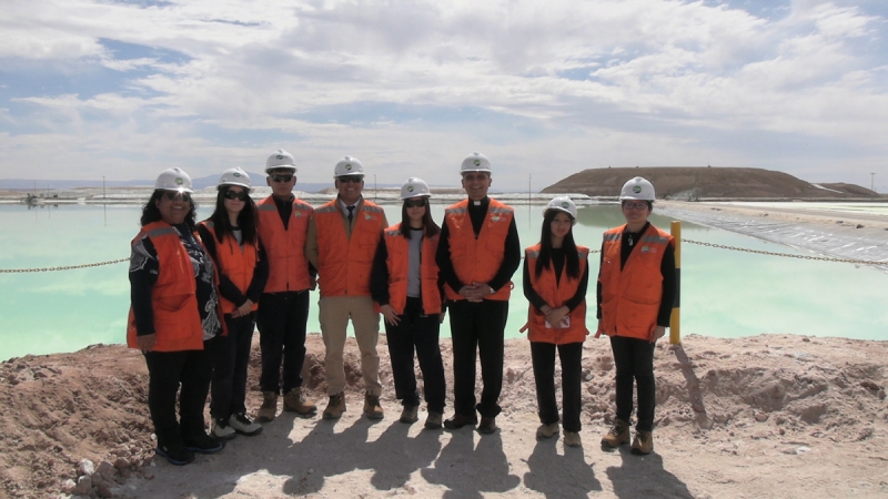 Salesianos Calama realiza firma de Convenio Marco y visita técnica a faenas de SQM Salar de Atacama