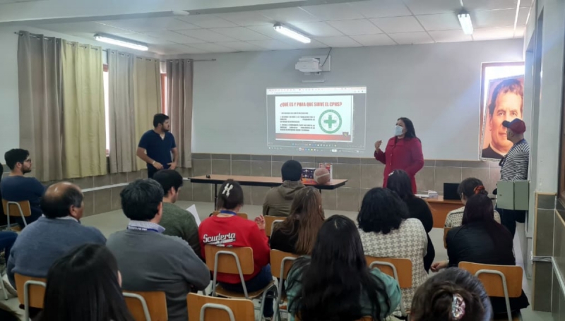 Dictan charla a maestros/as sobre la Ley 16.744 y los Riesgos Psicosociales en el Trabajo